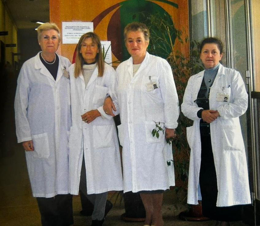Marisella Preda (la seconda da sinistra) insieme ad altre volontarie dell’Associazione Il Samaritano (Anna
Bazzarin, Franca Serboli e Ave Reverberi) presso il Day Hospital oncologico dell’Ospedale di Casalpusterlengo