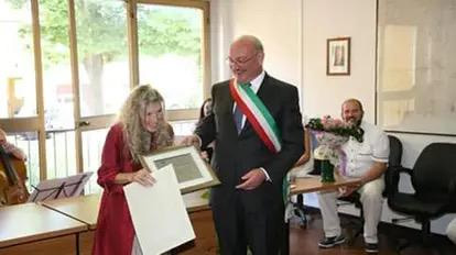 Marisella Preda riceve il Navarolo d’oro dal sindaco di San Rocco al Porto, nel 2015