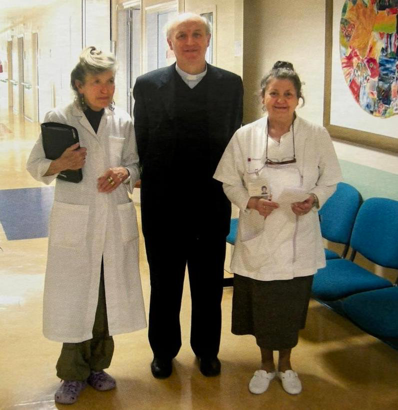 Da sinistra, Marisella Preda, mons. Franco Anelli (allora parroco di Casalpusterlengo) e Ave Reverberi, presso l’Hospice dell’Ospedale cittadino