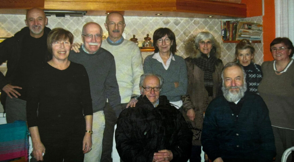 I fondatori dell’Associazione Il samaritano, nel 1988. Da sinistra: Giorgio Losi, Giuditta Boffelli, Roberto Franchi, Enzo Fiorentini, Lodovico Schiavi, Gabriella Bersani, Luisa Sesini, don Ferdinando Sudati, Marisella Preda, Albina Braghieri.