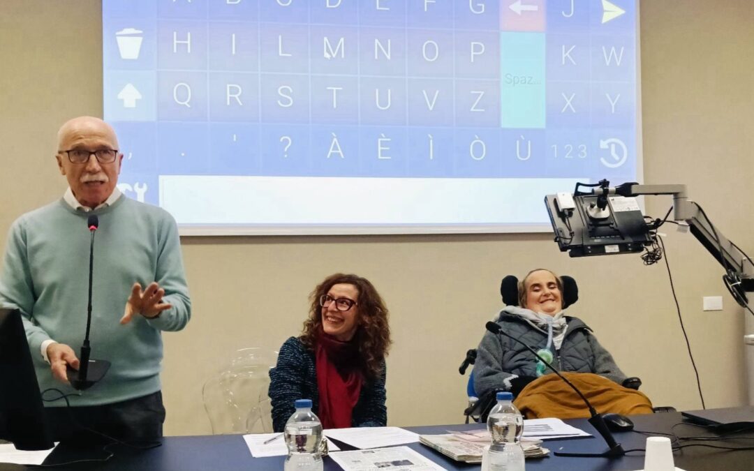 Sala gremita per la presentazione del libro “Guerriera”, di Barbara Dossena